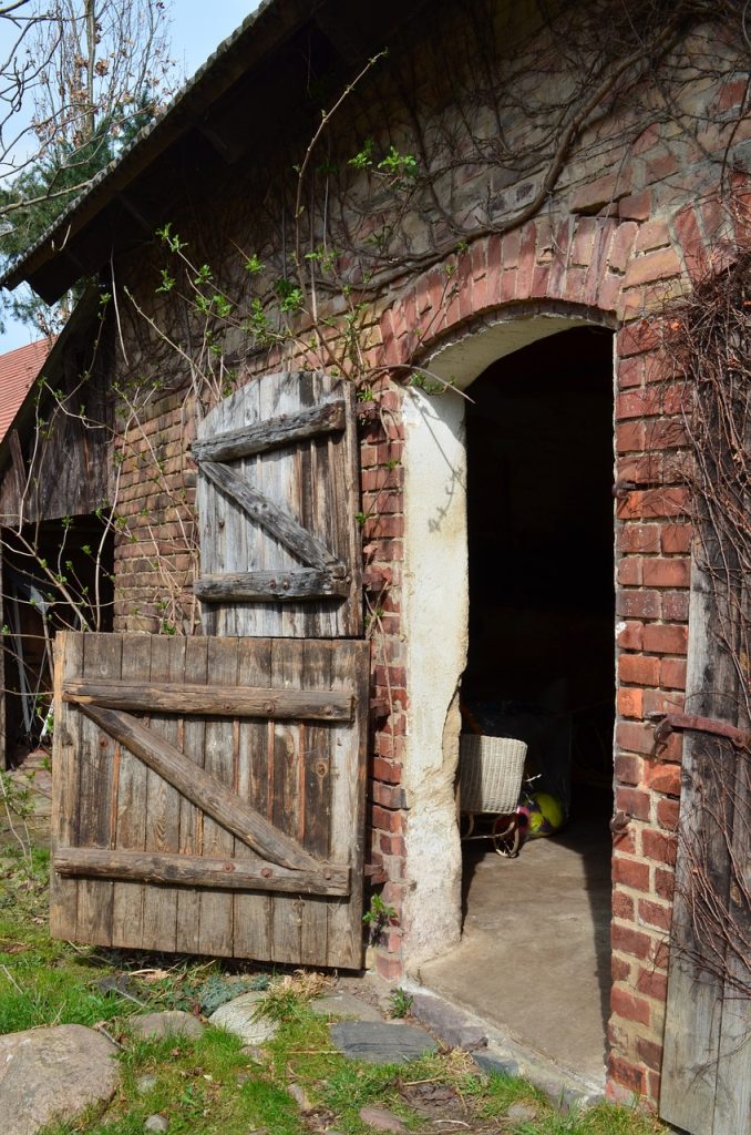 barn, stable door, village-511459.jpg