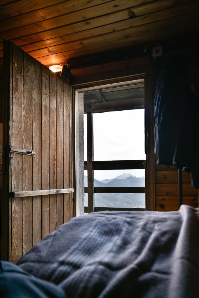 hut, bedroom, indoors-5818021.jpg